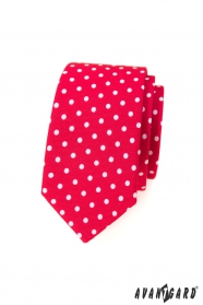 Piros keskeny nyakkendő fehér pöttyöskel