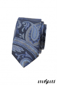 Kék keskeny nyakkendő modern mintával