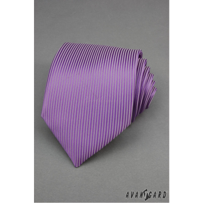 Lila nyakkendő függőleges csíkokkal