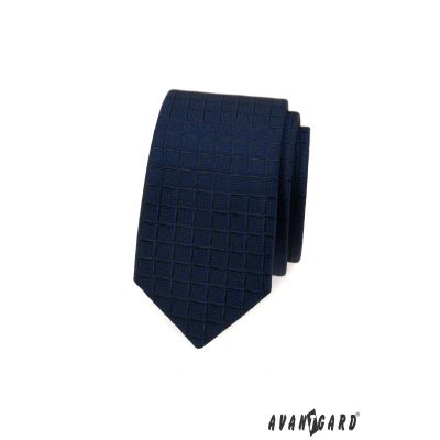 Kék keskeny nyakkendő négyzet alakú szerkezettel