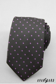 Fekete keskeny nyakkendő lila négyzetekkel