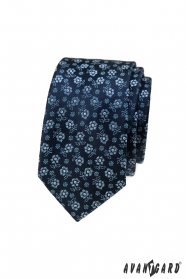 Kék keskeny nyakkendő virágmintával