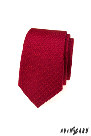 Piros nyakkendő strukturált mintával