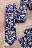 Sötét kék keskeny nyakkendő rózsaszín virágokkal - szélesség 5 cm