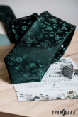 Zöld nyakkendő virágos domborművel - szélesség 7,5 cm