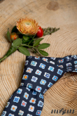 Kék nyakkendő, játékos virágmintás - szélesség 5 cm