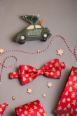 Piros karácsonyi csokornyakkendő díszzsebkendővel - 12,5 cm
